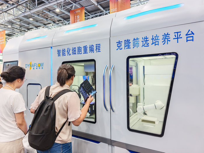 智能细胞化学重编程和克隆筛选平台在2026自主实验室大会展位亮相。新京报记者 张璐 摄