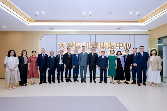 嘉宾参观大湾区肌骨康复中心
