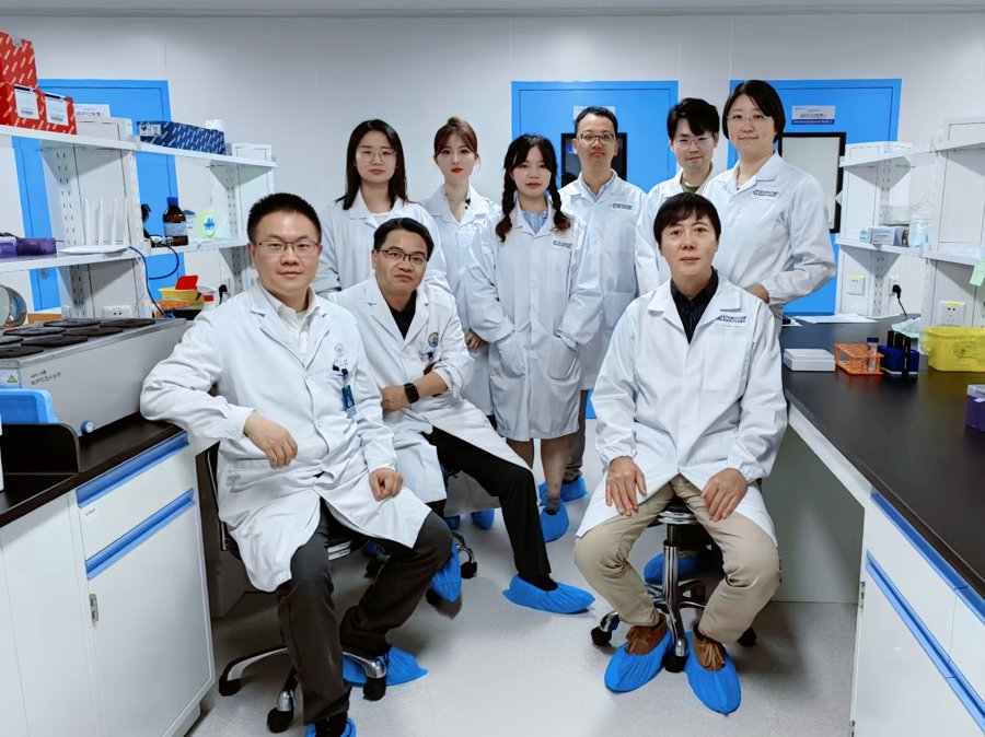 海军军医大学第二附属医院(上海长征医院)殷浩教授团队联合中国科学院分子细胞科学卓越创新中心程新研究员团队合影。殷浩(前排左一),程新(前排右一)