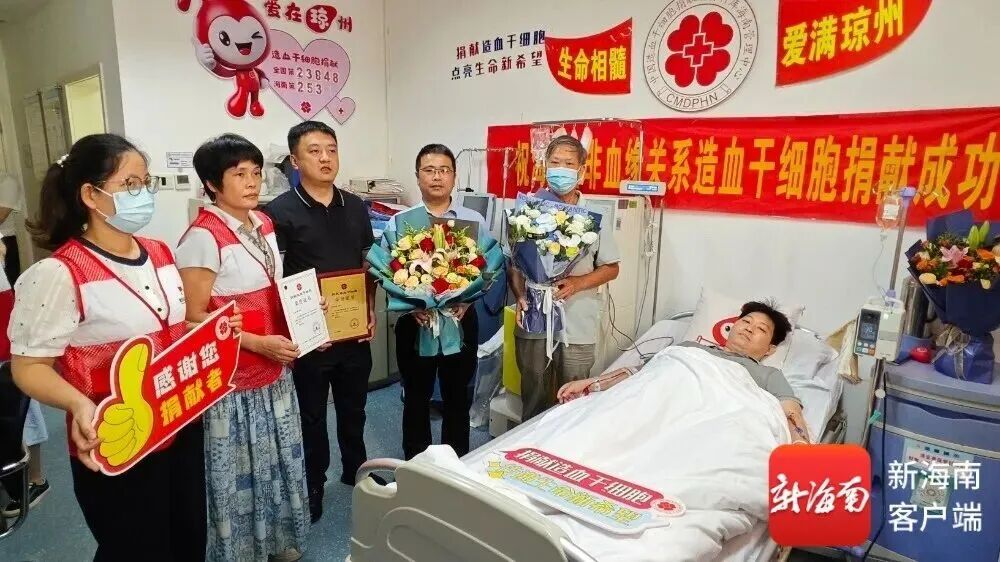 海南省红十字会人员与小王父亲、单位同事等看望小王并给他加油。记者 王康景 摄
